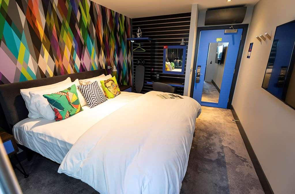 Village Hotel Southampton Eastleigh Room photo